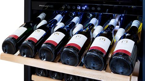 Infografika zobrazujúca rôzne metódy rýchleho chladenia vína