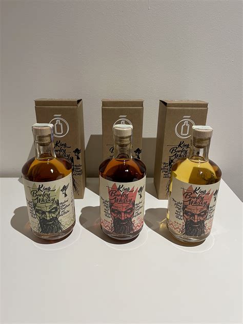 Ilustrácia rôznych druhov whisky v malých fľaštičkách