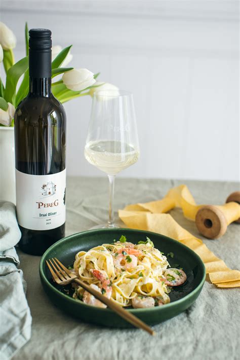 Fľaša s dlho zrejúcim bielym vínom