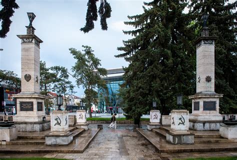 Námestie s ľuďmi a obchodmi