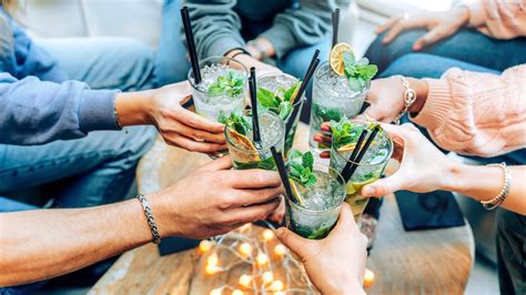 Ľudia si pripíjajú s nealkoholickými nápojmi