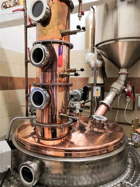 Detail medeného destilačného kotla