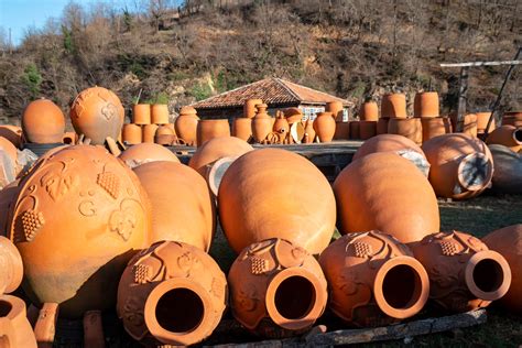Staroveké gruzínske hlinené nádoby na víno (kvevri)