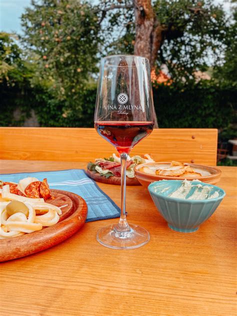 Pár pri ochutnávke vína