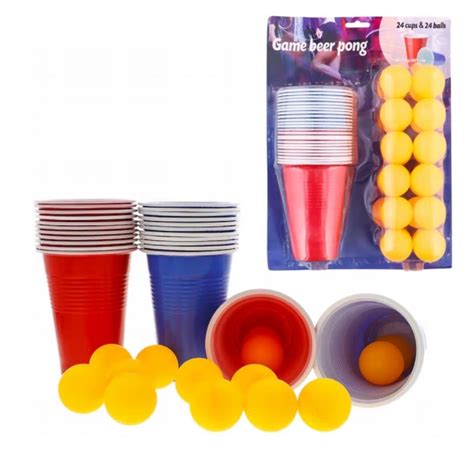 Ľudia hrajúci beer pong na párty
