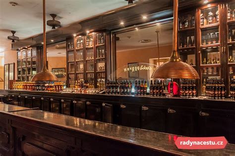 Interiér Rum Clubu s dôrazom na retro prvky a pódium