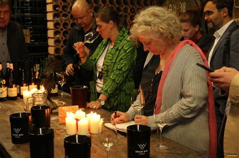 Ľudia pri ochutnávke vína