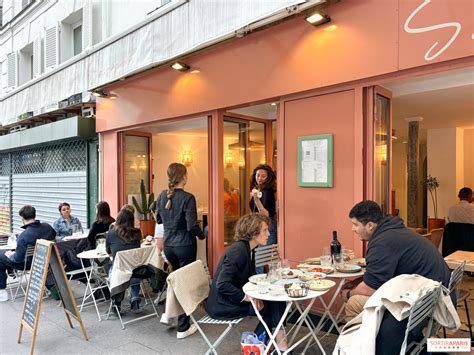 Ilustrácia prekliatych básnikov popíjajúcich v parížskom podniku