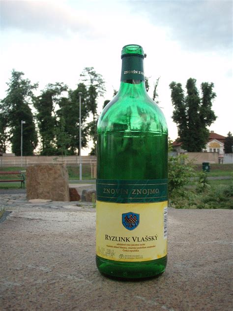 Fľaša Rizlingu vlašského