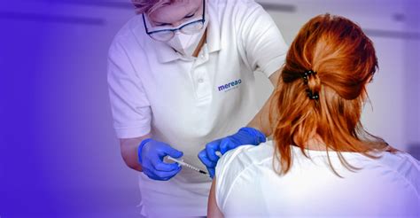 Osoba držiaca injekčnú striekačku s vakcínou