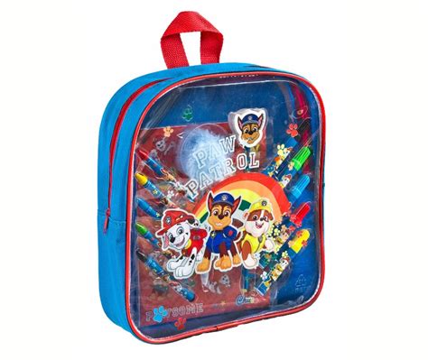 Infografika zobrazujúca rôzne miesta na skrytie alkoholu v batohu