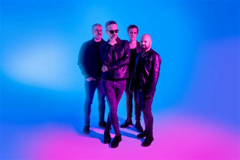 Skupina ľudí priateľsky sa rozprávajúc s pohármi