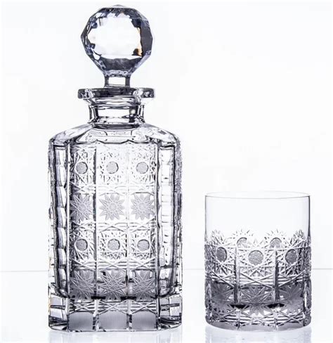 detail ručne brúseného dekoru whisky pohára