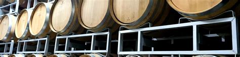 Ilustračná fotografia drevených sudov vo vinárstve