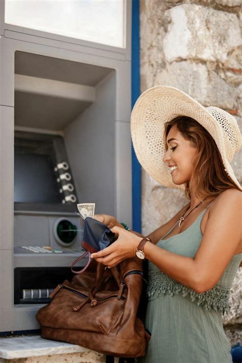 Ilustračná fotografia zobrazujúca influencera pri propagácii produktu