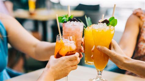 Ilustračná fotografia rôznych miešaných alkoholických nápojov