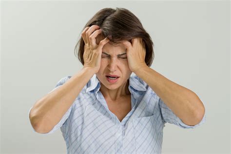 Osoba držiaca sa za hlavu v strese