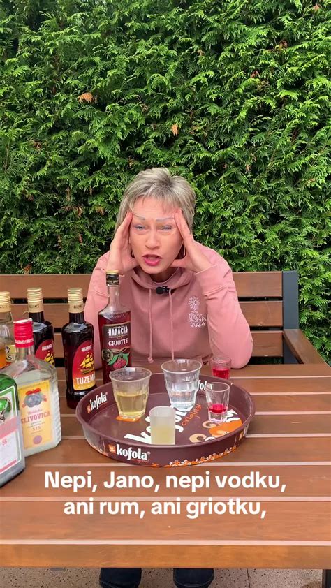 Osoba pijúca vodu z fľaše namiesto alkoholu