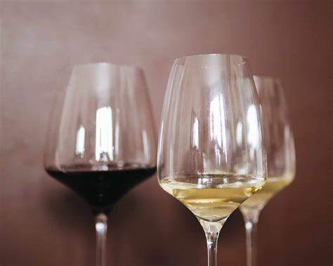 Ilustrácia zobrazujúca hrozno a pohár bieleho vína