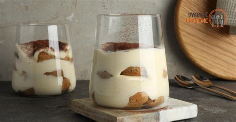 Tiramisu v miske posypané kakaom