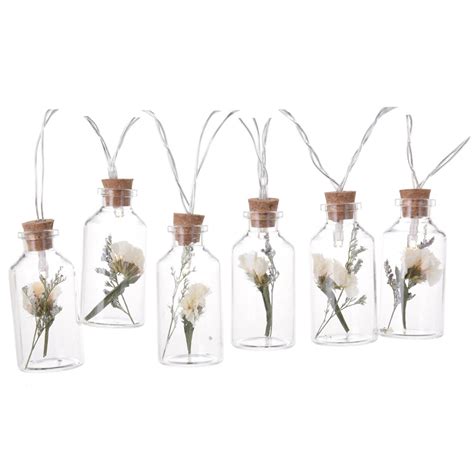 Rôzne druhy sklenených mís na stole