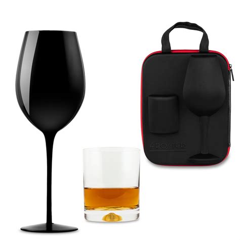 fľaša absintu s pohárom a cukrovou kockou