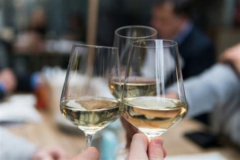 Ilustračná fotografia dvoch pohárov vodky a pohára bieleho vína