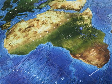 Symbolická fotografia cesty, ktorá sa rozdeľuje