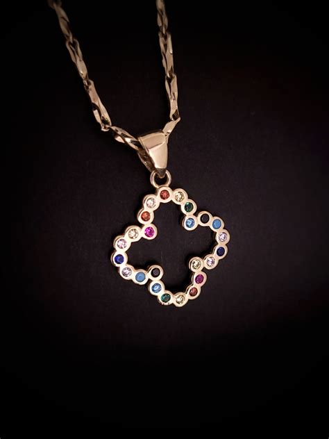 Ilustrácia čistej fľaše Hanáckej vodky s farebnými vlnitými pruhmi