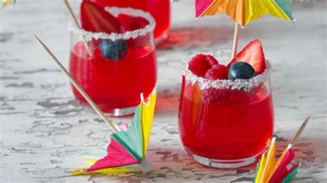 Štýlový koktail pripravený s Hanáckou vodkou, ozdobený farebným ovocím