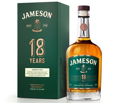 Fľaša Jameson whiskey s ikonickým zeleným štítkom