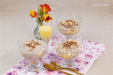 Rôzne poháre naplnené vaječným likérom