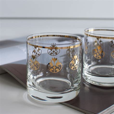 Sklenené poháre s rumom a ľadom