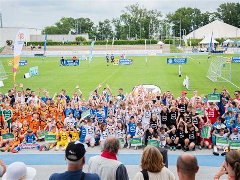 Ilustračná fotografia: Pohár s alkoholom a lyže