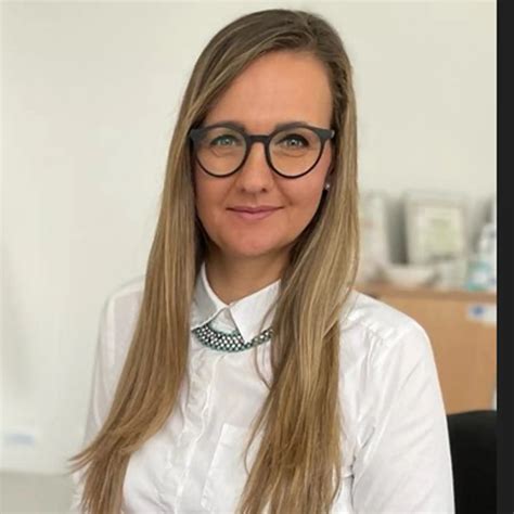 Diagram zobrazujúci pôsobenie vitamínu K2 na cievy a kosti