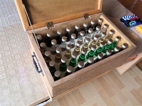 Rôzne tvary drevených debničiek na alkohol