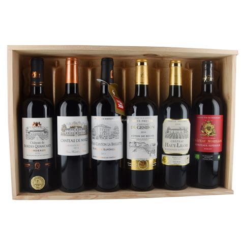 Fľaša červeného vína z Bordeaux