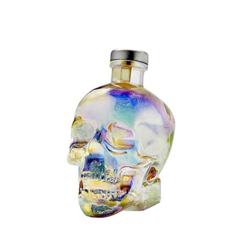 Koláž rôznych fliaš vodky Crystal Head vrátane špeciálnych edícií