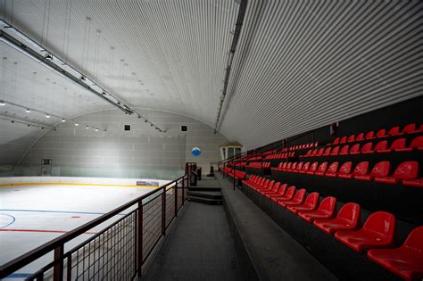 Fotografia prázdnych sedadiel na hokejovom štadióne