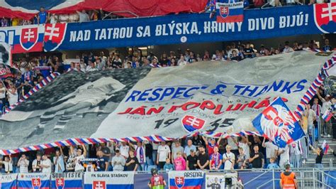 Slovenskí fanúšikovia na tribúne