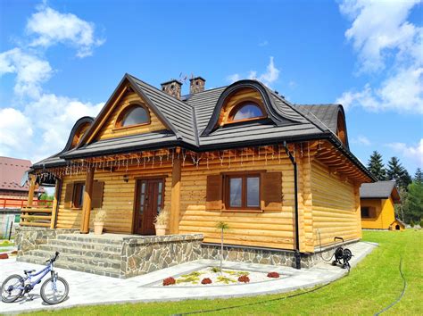 Dom obrastený paviničom päťlistým