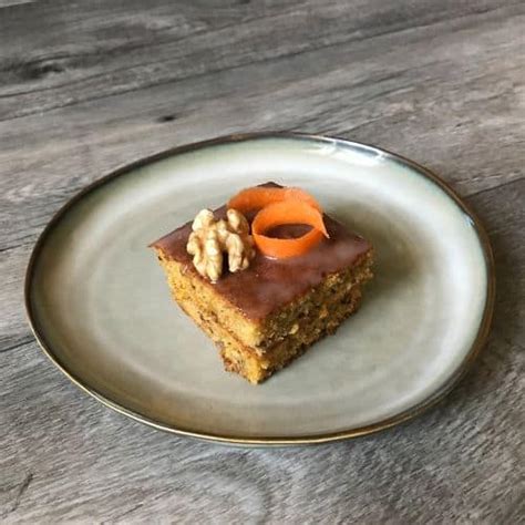 Koláč s orechmi a rumovou polevou