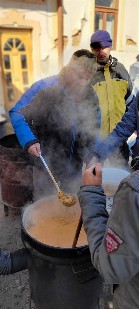Ľudia popíjajúci čaj s Tuzemákom v útulnej chalúpke