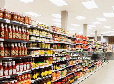 Ilustračná fotografia regálu s remeselnými pivami v poľskom supermarkete