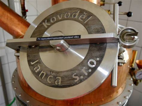 Proces destilácie slivovice v tradičnom kotle