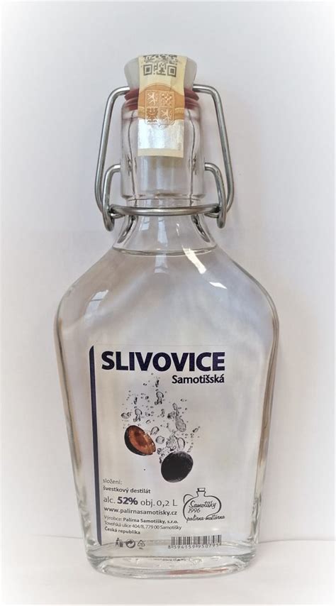 Štítok fľaše slivovice s označením 52% alkoholu