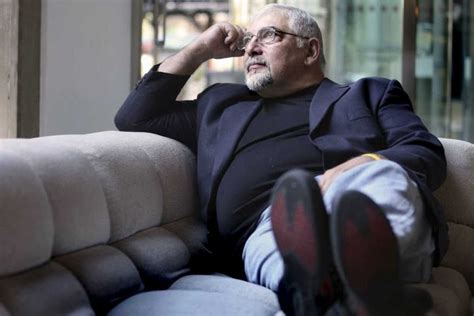 Ilustrácia muža a ženy, ktorí si pred spaním čítajú knihu a popíjajú bylinkový čaj