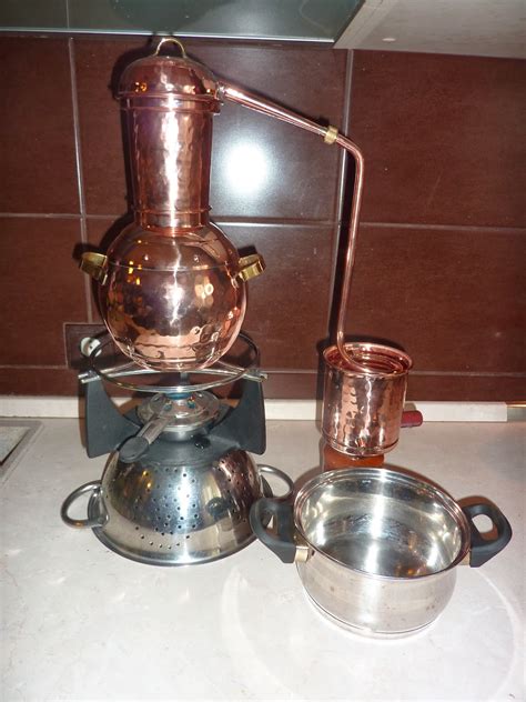 Tradičné medené kotly na destiláciu whisky