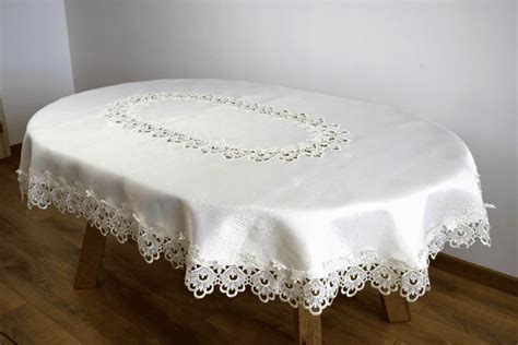 obdĺžnikový obrus na stole