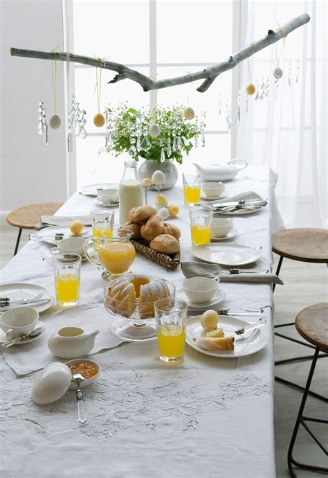 prestretý stôl s bielym obrusom na rodinnej oslave